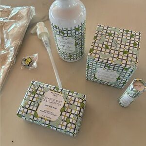 Brand new Beekman tote set